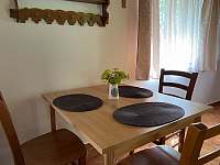 Jídelní stůl - chata ubytování Kramolín