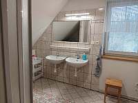 Pravá koupelna v prostředním patře - pronájem chalupy Dalečín