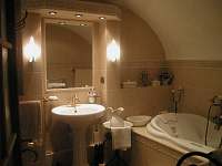 koupelna přízemí - hydromasážní vana - chalupa ubytování Dřevíkov