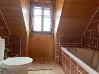 Koupelna s vanou a toaletou v podkroví - Sulkovec