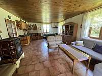Obývací pokoj s kuchyní - chalupa ubytování Zubří u Trhové Kamenice