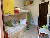 Dětský pokoj, stoleček pro děti - apartmán k pronajmutí Sardinie