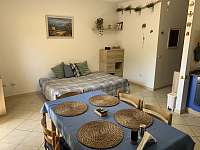Jídelní stůl a lůžko pro 2 osoby v malém obýváku - Sardinie