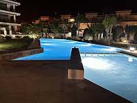 Noční zahrada a bazén - Cabo Roig, Orihuela Costa, Španělsko