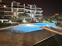 Noční zahrada a bazén - pronájem apartmánu Cabo Roig, Orihuela Costa, Španělsko