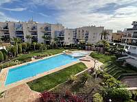 Pohled na zahradu a bazén z terasy - apartmán ubytování Cabo Roig, Orihuela Costa, Španělsko