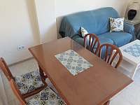 Obývací pokoj s jídelním stolem a posezením - pronájem apartmánu Salobreňa - Costa Tropical, Andalusie, Španělsko