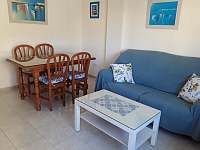 Obývací pokoj s jídelním stolem a posezením - apartmán k pronájmu Salobreňa - Costa Tropical, Andalusie, Španělsko