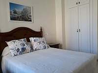 Pokoj s manželskou postelí a jednolůžkem - apartmán k pronajmutí Salobreňa - Costa Tropical, Andalusie, Španělsko
