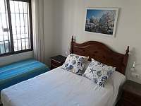Pokoj s manželskou postelí a jednolůžkem - apartmán ubytování Salobreňa - Costa Tropical, Andalusie, Španělsko
