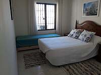 Pokoj s manželskou postelí a jednolůžkem - pronájem apartmánu Salobreňa - Costa Tropical, Andalusie, Španělsko