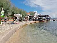 pláž v zátoce s restarací a kavárnou - Kali - Ugljan - Chorvatsko