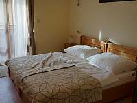 ložnice č. 2 s manželskou postelí - apartmán k pronajmutí Bulharsko - Sveti Vlas