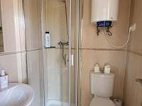 koupelna- sprchový kout,WC+ umyvadlo - apartmán k pronájmu Almeria, Španělsko