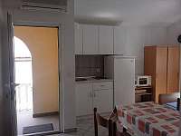 Kuchyňský kout levého apartmánu - ubytování Chorvatsko - Miljkovica