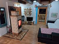 Obývací místnost s kuchyní - chalupa ubytování Brdo u Manětína