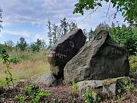 V okolí lze najít několik "dračích" kamenů - Olšany