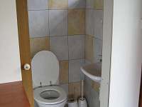 Samostatné WC s malým umyvadlem, vchod je ze společenské místnosti - pronájem chaty Plzeň - Božkov