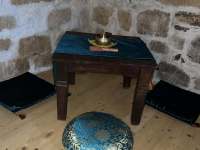 Meditační prostor s tibetskou mísou v mezipatře - Plzeň