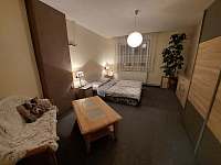 Ložnice s postelí - chalupa ubytování Chrást u Plzně