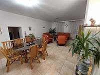 Obývací pokoj s jídelnou - chalupa k pronajmutí Chrást u Plzně