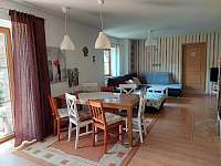 Chalupa Na Osojně - obývací pokoj s kuchyní, krbovými kamny a TV - přízemí - Dražeň - Osojno