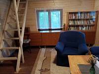 obývací pokoj s knihovnou - chata k pronajmutí Líšťany - Lipno