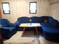 obývací pokoj s rozkládacím gaučem - chata k pronájmu Líšťany - Lipno