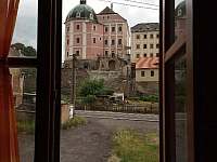 Výhled z okna na hrad - apartmán k pronajmutí Bečov nad Teplou