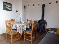 jídelní kout s kamny - chata ubytování Hamr na Jezeře - Útěchovice 