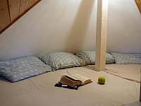 spaní v půlkruhovém výklenku velmi oblíbeném u dětí - chata ubytování Hamr na Jezeře - Útěchovice 