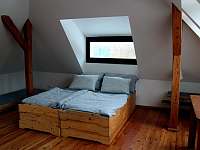 Podkroví s deseti stohovatelnými postelemi - chalupa ubytování Kolová