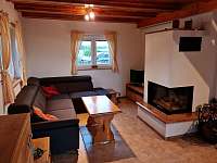 Obývací pokoj s krbem - chata k pronájmu Kadaň - Tušimice