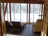 pohled ze sauniště přes obývák "odpočívárnu" směrem ven