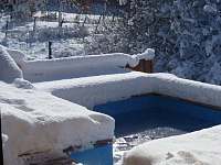 zasněžený bazének - pronájem chalupy Trhanov - Pila