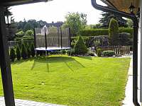 Zahrada s trampolínou - chata k pronájmu Mechová - Lipová