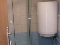 Koupelna v přízemí u dvoulůžkového pokoje - chalupa k pronajmutí Krsy