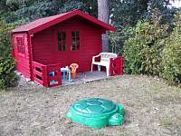 Zahradní domek a houpačka pro děti do 8 let - Hracholusky